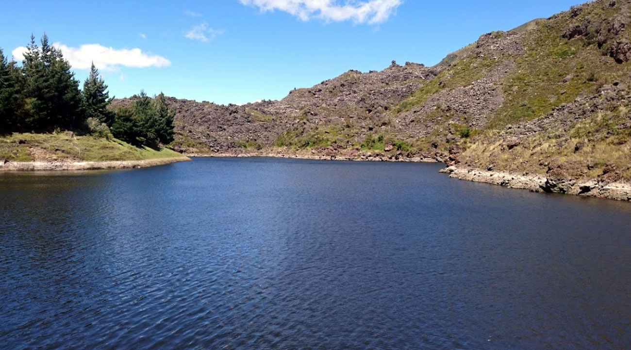 Laguna Tipopugro rodeada de montañas